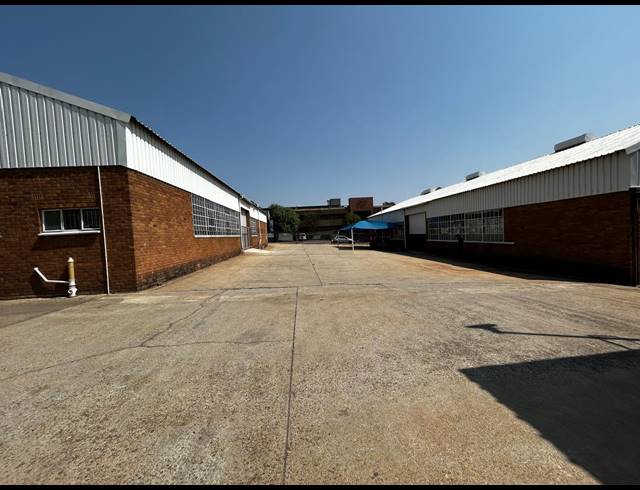 1,000M² WAREHOUSE TO LET IN WYNBERG